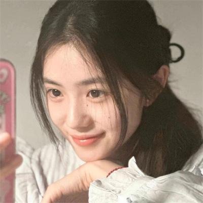 玻璃橱窗中的姑娘